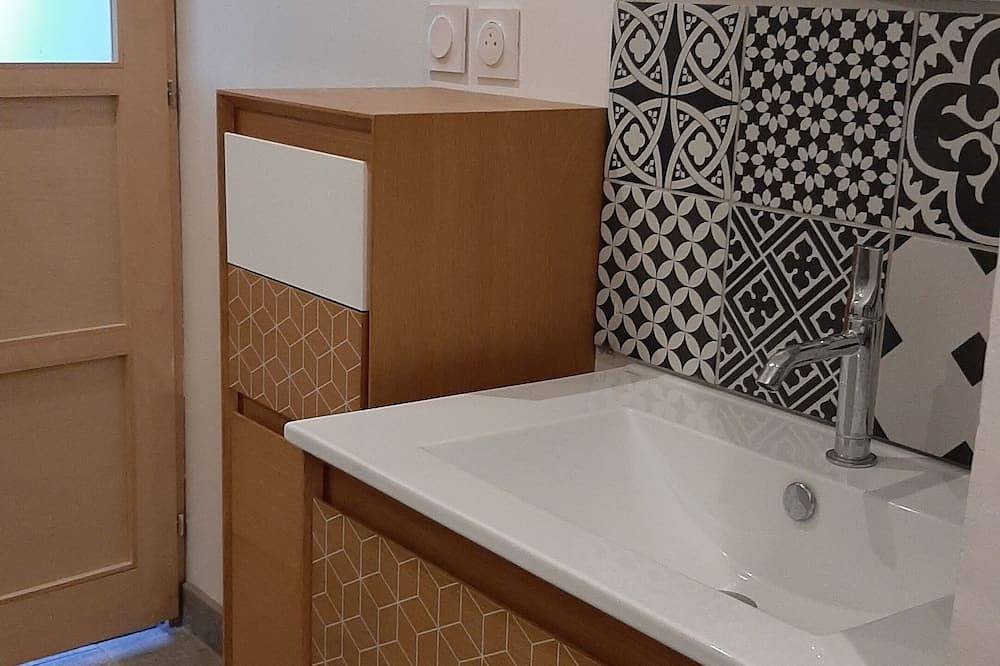 Appartement entier, Grand appartement avec terrasse, possibilité d'une chambre en plus. in Régusse, Région de Brignoles