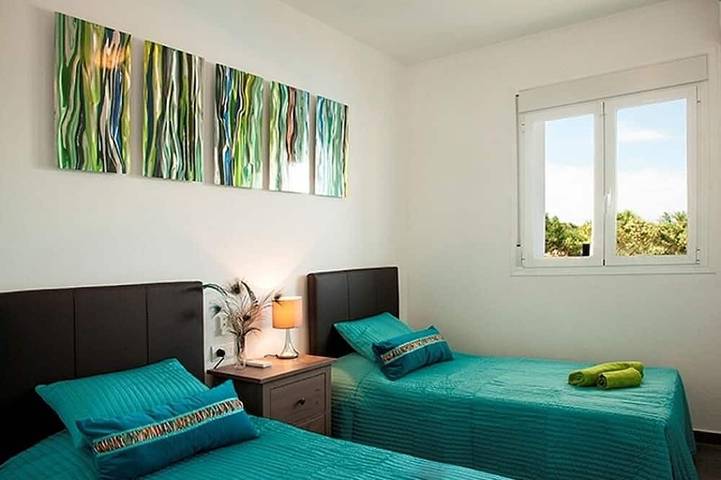 Neue zeitgenössische Villa, privater Pool, Klimaanlage, WLAN, Freeview und Ruhe! in Binibeca, Sant Lluís