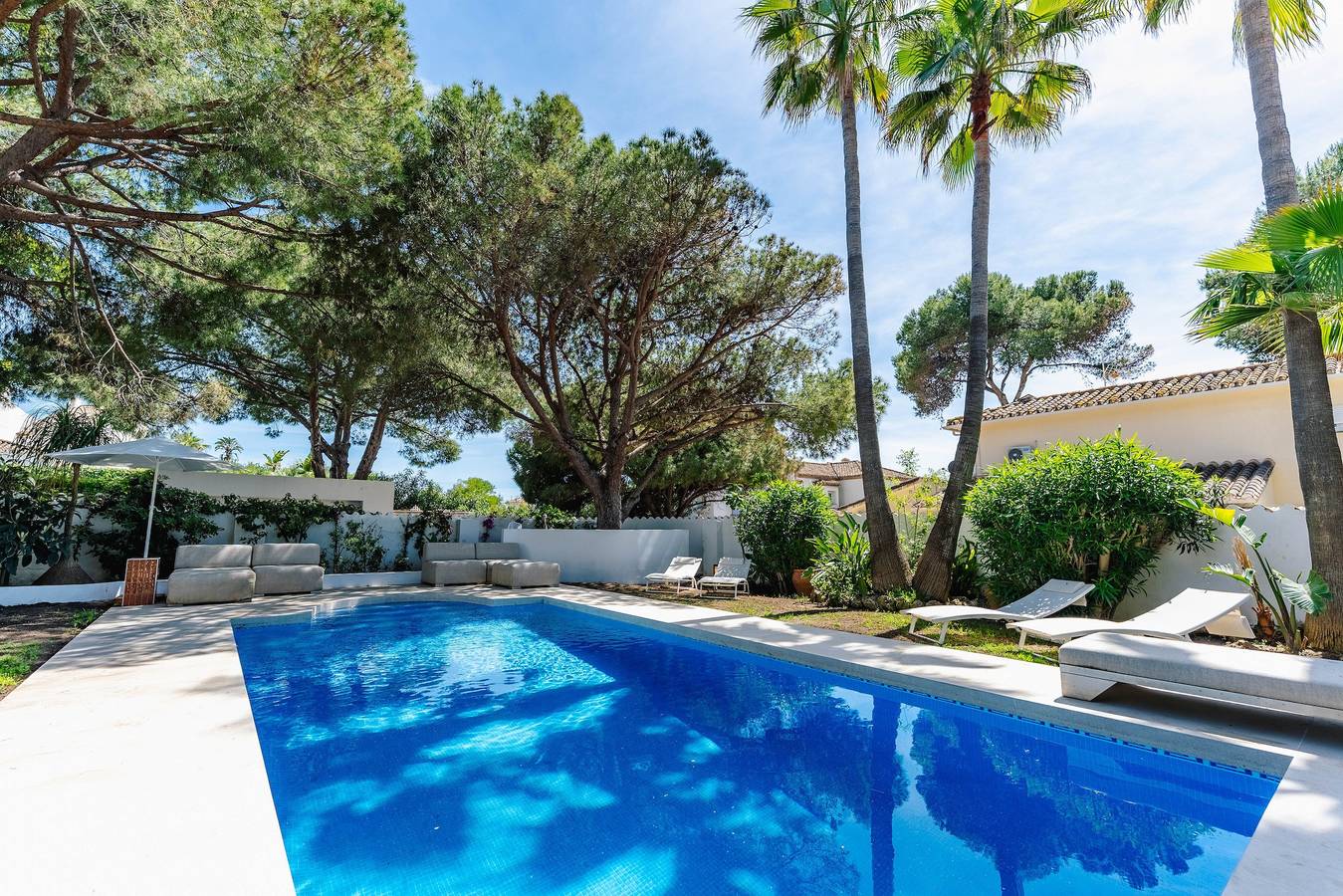 Villa Boho junto a la playa a 100 m del mar en Marbella Este in Las Chapas, Marbella