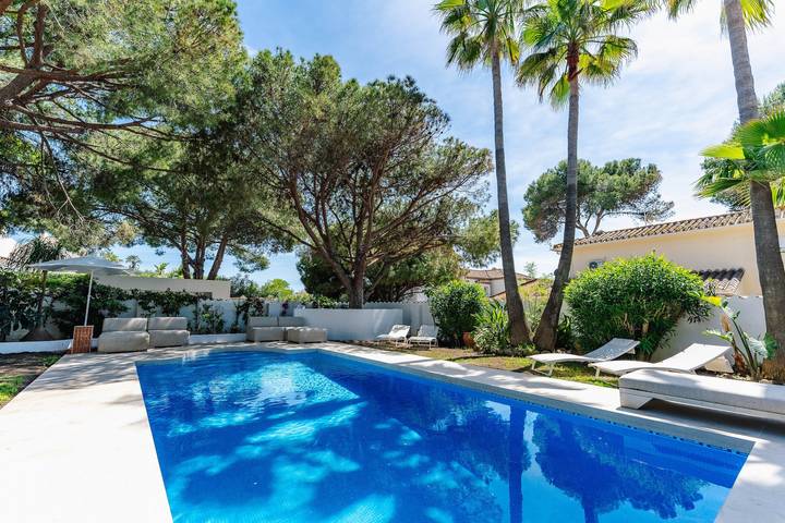 Strandnahe Boho-Villa, 100 m zum Strand, Marbella Ost in Las Chapas, Marbella