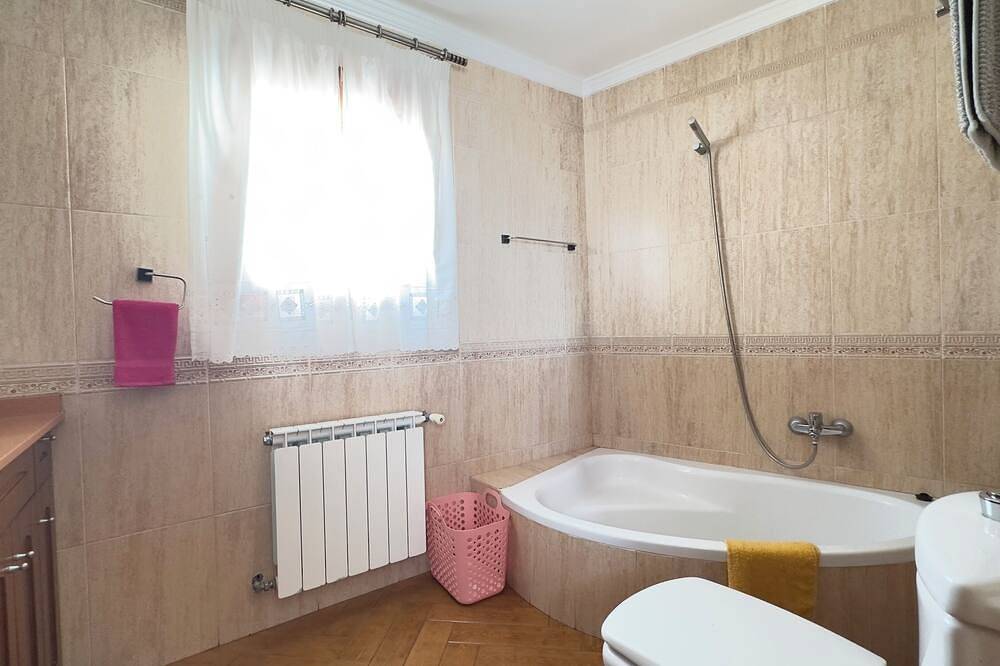 Entire apartment, Delightful 2-bedroom flat with Ac, sea & mountain views in Canillas de Aceituno in Canillas de Aceituno, Málaga Province