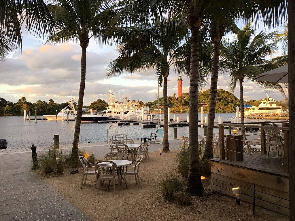 Ganze Wohnung, Beautiful Jupiter 3/2.5 + Loft Condo only steps from the beach on Carlin Park! in Jupiter, Palm Beach County