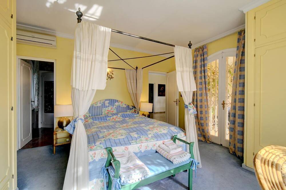 Villa + guest apartment, private garden/ pool, Aaa location, 1km to town/ beach in Marbella Centre, Marbella