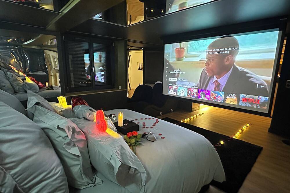 Romantic luxury suite with private spa, sauna & cinema - Romantic escape! in Castres, Región de Castres