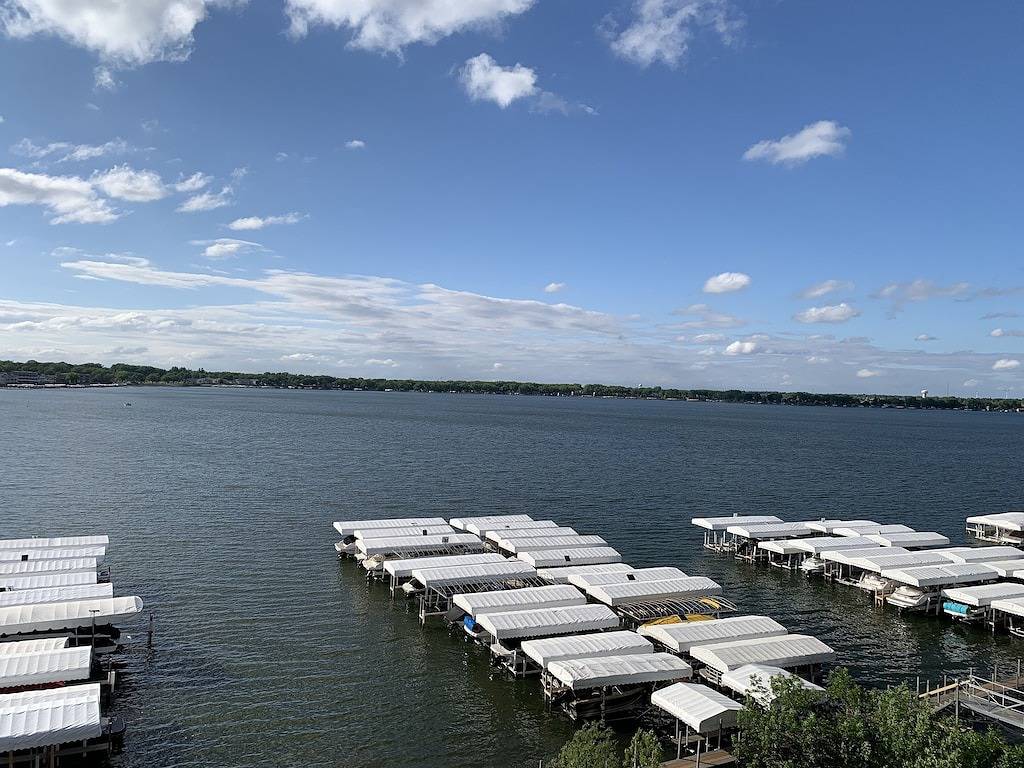 Ganze Wohnung, Direct Lakeside View, 3 Bed, 2 Bath Condo at Bridges Bay in Dickinson County