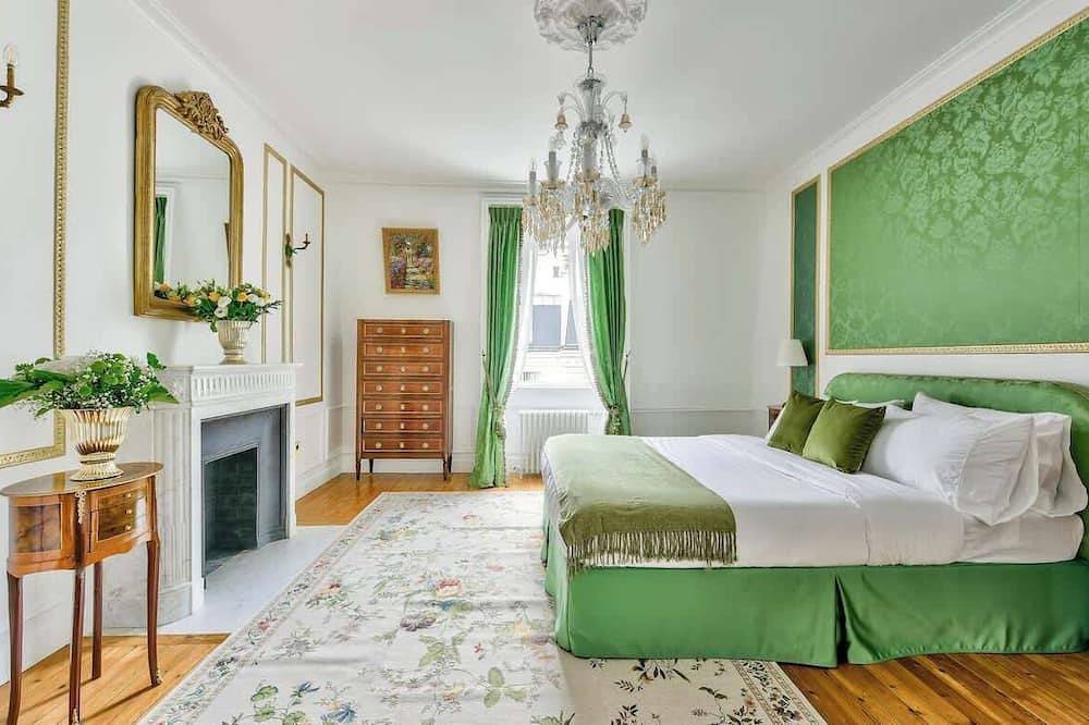 Parisian Villa: City Views, 5 Bedrooms & Family-Friendly in Paris, Ile de France