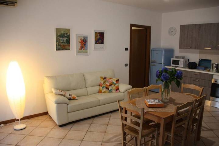 Gîte pour 4 personnes, avec balcon et jardin, animaux acceptés dans Angera