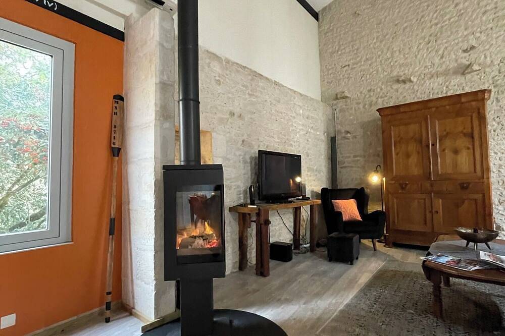 Maison typique dans le Marais Poitevin avec ponton privé et barque in La Garette, Sansais