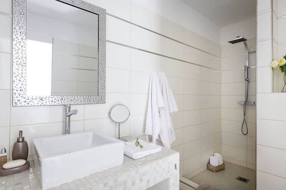 Stone villa with heated pool close to the most beautiful beaches! in Figari, Sartène e dintorni