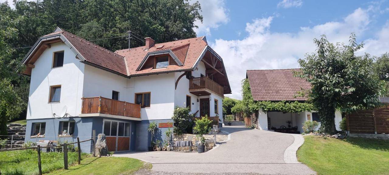 Ganze Wohnung, Apartment with Balcony in Sankt Andrä, Lavanttaler Alpen