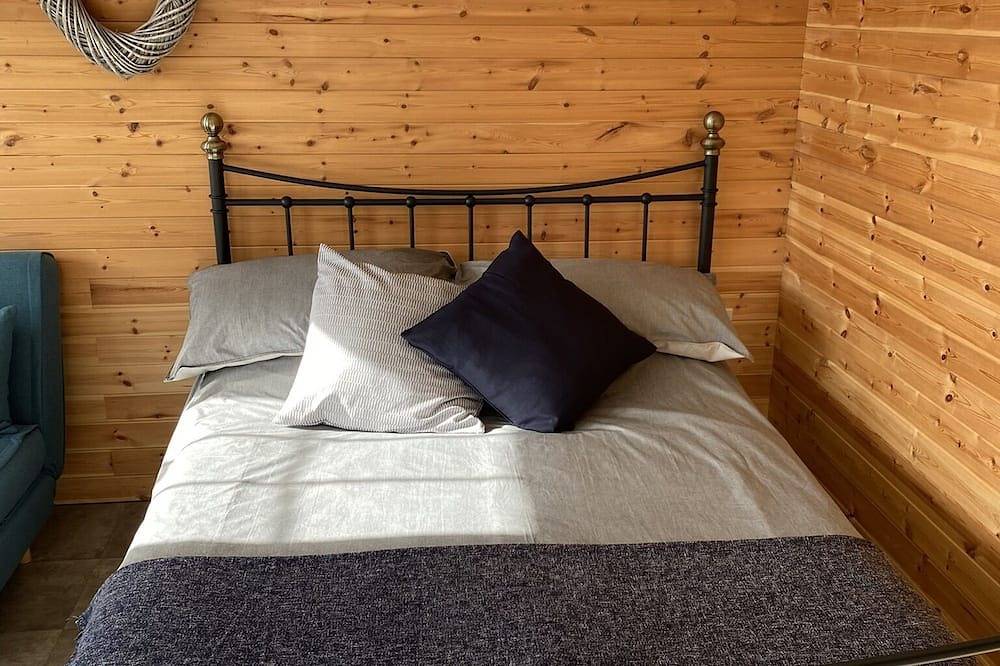 Cabin set in the village of St Clether an area of outstanding natural beauty. in Cornwall