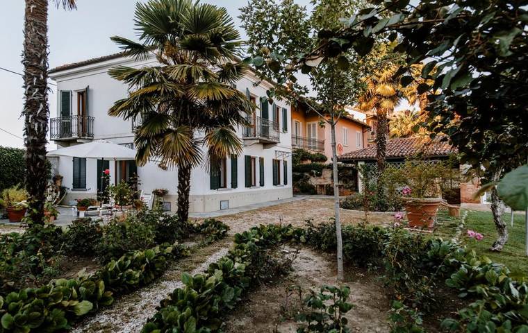 Location de vacances pour 8 personnes, avec Balcon et Terrasse ainsi que Jardin et Vue à Govone