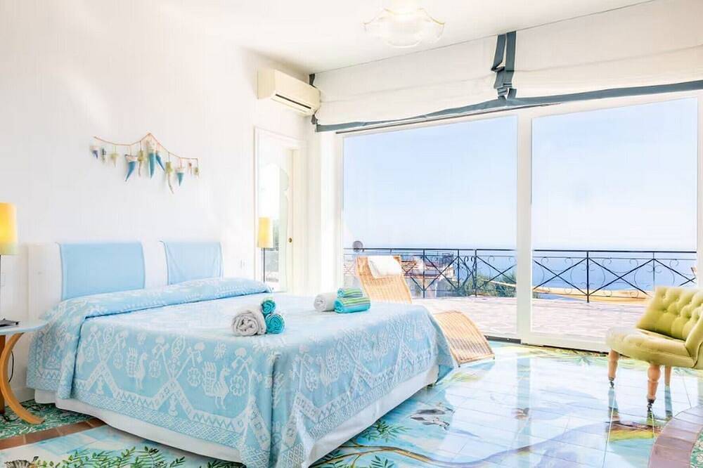 Villa Lavinia with private pool, terrace and sea view in Sorrento Coast in Torca, Neapel Provinz