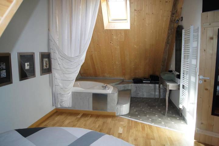 Location de vacances pour 4 personnes, avec vue et jardin à Baguer-Pican - 3