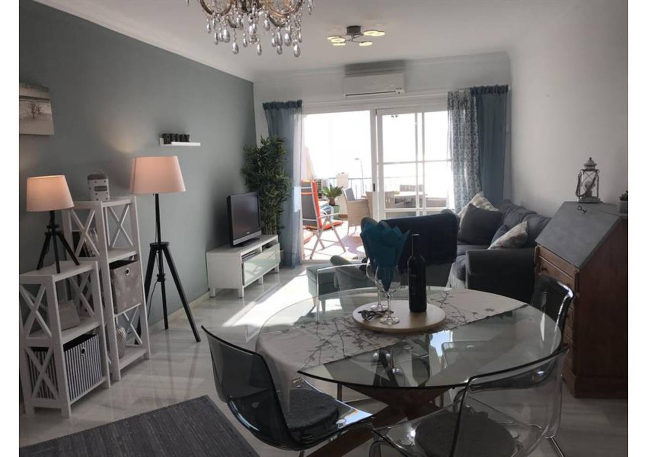 Apartamento entero, Soleado apartamento en la playa de Burriana con vistas al mar, balcón, Wi-Fi y aire acondicionado. in Playa de Burriana, Nerja