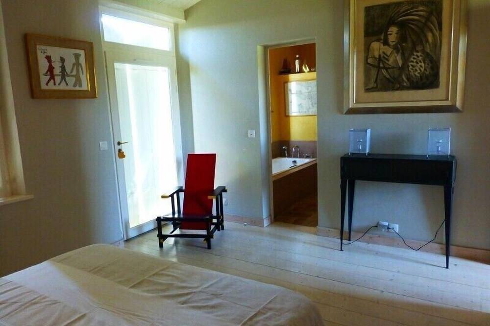 Villa en parcela de 1100m2 rodeada de muros zona muy tranquila este oeste in Loix, Isla de Ré