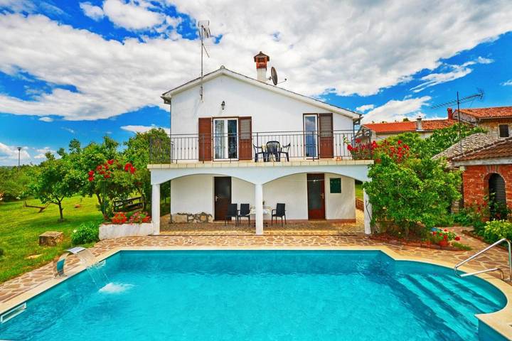 Ferienhaus für 9 Personen, mit Balkon und Terrasse sowie Pool