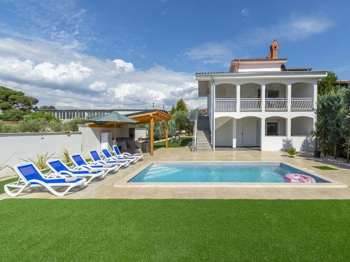 Ferienhaus für 8 Personen, mit Pool und Garten sowie Terrasse in Nova Vas