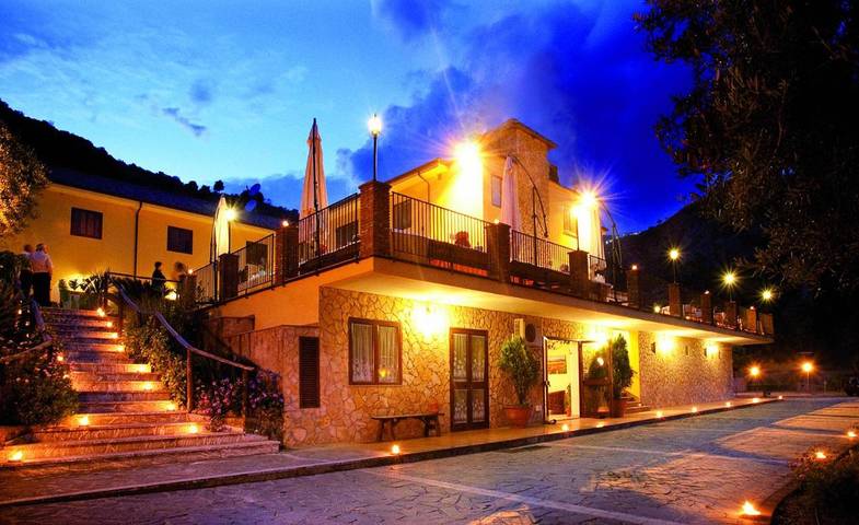 Location de vacances pour 5 personnes, avec Balcon et Terrasse ainsi que Jacuzzi et Jardin à Alì Terme