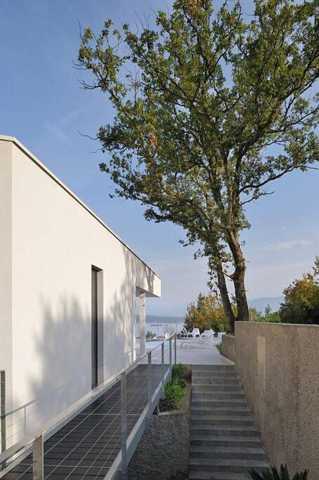 Villa pour 10 personnes, avec terrasse ainsi que vue et piscine, animaux acceptés à Klimno - 2