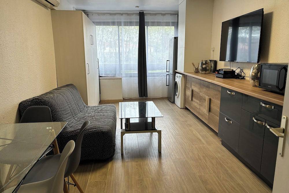 Appartement entier, Studio Meuble Renove A 5 Mns Des Plages in Fréjus, Côte méditerranéenne (France)