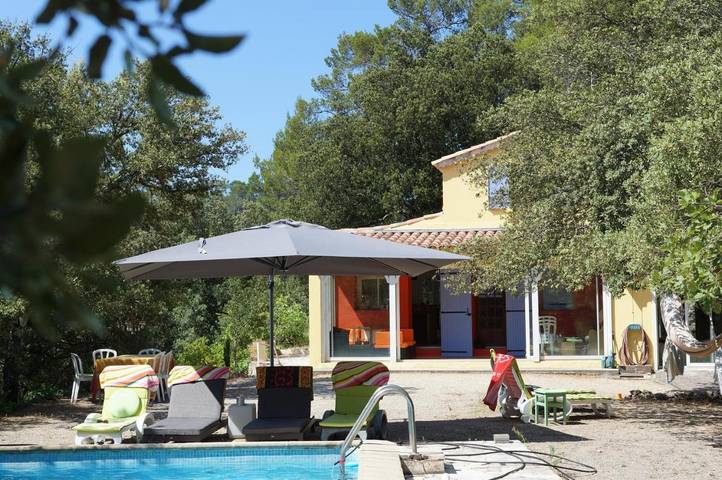 Location de vacances pour 5 personnes, avec piscine ainsi que vue et jardin à Barjols - 2