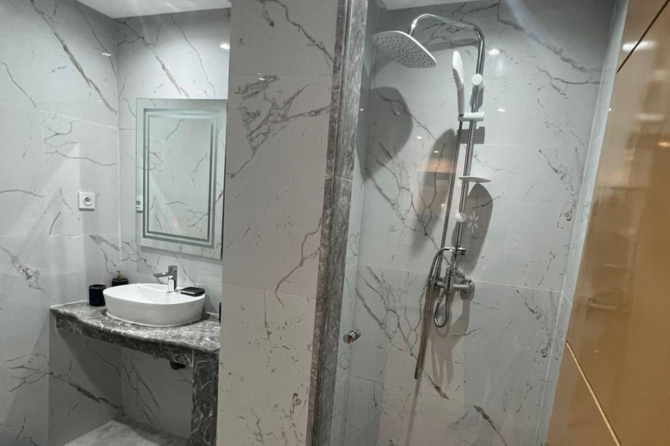 Appartamento intero, 1Bed Apartment - Sleeps 4 - Balcony, Wifi, Parking in Guéliz, Marrakech