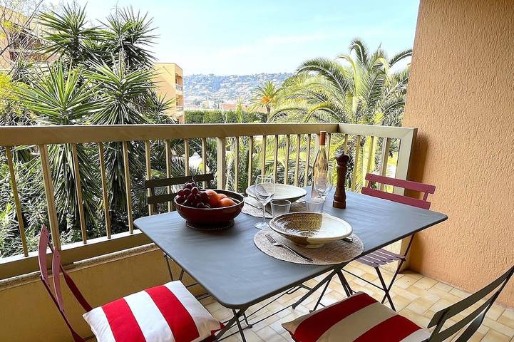 Location de vacances pour 2 personnes, avec terrasse ainsi que piscine et jardin dans Golfe-Juan