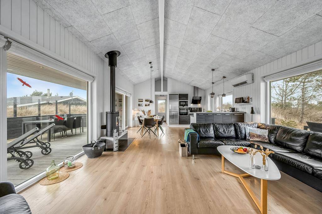 Bright and modern holiday home within walking distance to Søndervig and only 500 meters from the North Sea in Søndervig, Holmsland Klit