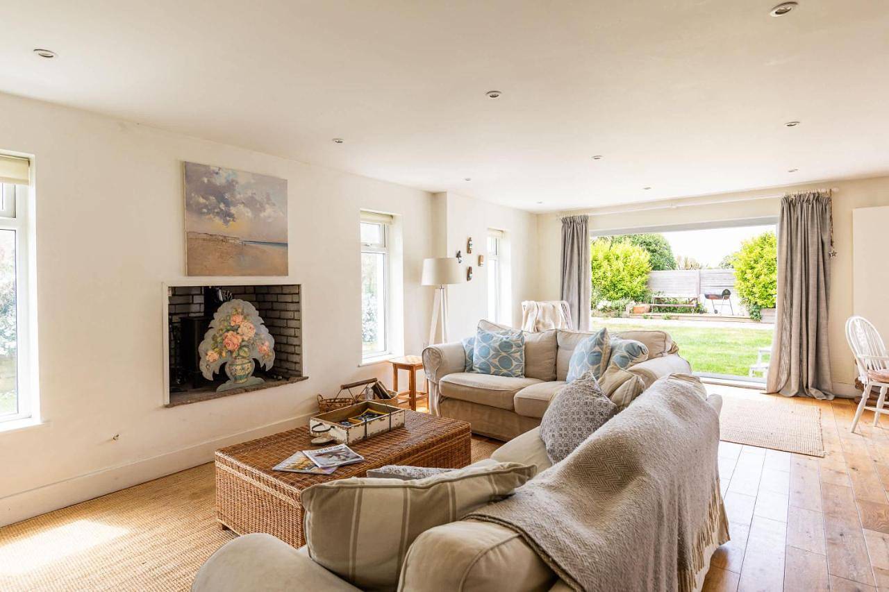 5 Bedroom Family Friendly Beach House - a skip to the water! in West Wittering, West Sussex