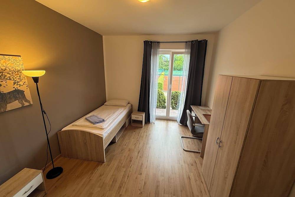 Ganze Wohnung, 3 Zimmer/Room in Oberschleißheim, Oberbayern