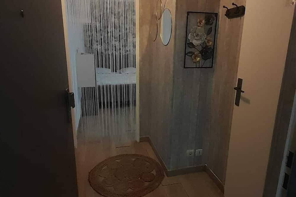 Entire apartment, At the foot of the station and in the heart of the town of cergy le haut in Cergy, Val-d'Oise