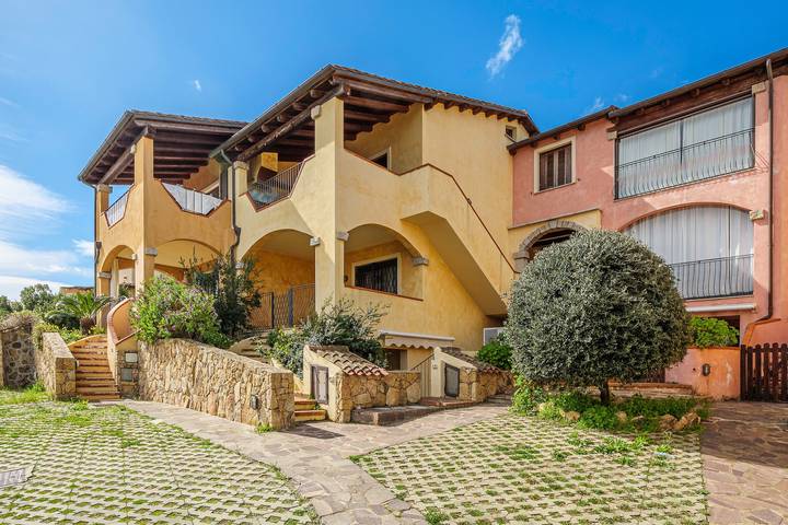 Casa per vacanze "Residence Orizzonti App N 3" con terrazza privata & A/C in Quinta Spiaggia, Golfo Aranci