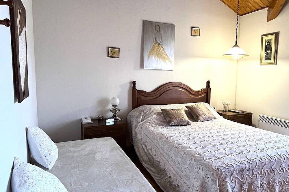Apartamento entero, House with 2 terraces, garden and collective swimming pool with open views of the mountains in Osséja, Parque Natural Regional de los Pirineos Catalanes