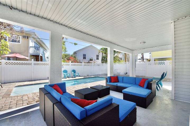 Vacation home for 7 people, with yard and balcony, with pets in Fort Myers Beach