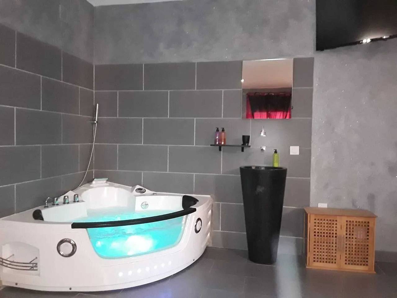 Entire studio, Charming studio in Baixas of 30 m² with Jacuzzi in Baixas, Perpignan region