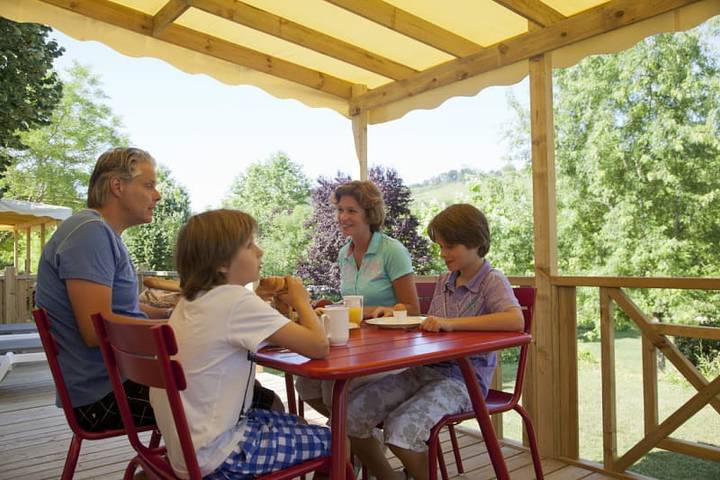 Caravane pour 6 personnes, avec balcon/terrasse et terrasse à Le Bourg-d'Oisans - 2