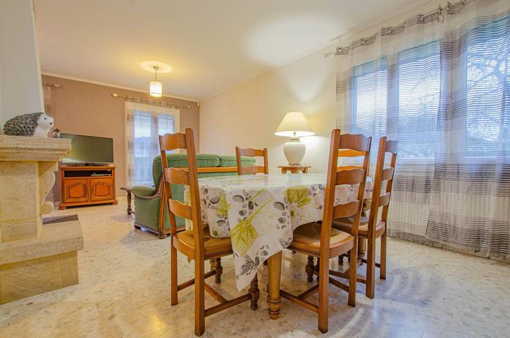 Encantadora Casa Familiar con Jardín y Barbacoa, Cerca de Tiendas in Arcis-sur-Aube, Aube (desambiguación)