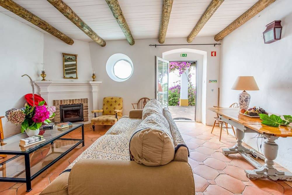 Cabaña de pastores convertidos en bosque tradicional de corcho, cerca de Evora in Redondo, Distrito de Évora