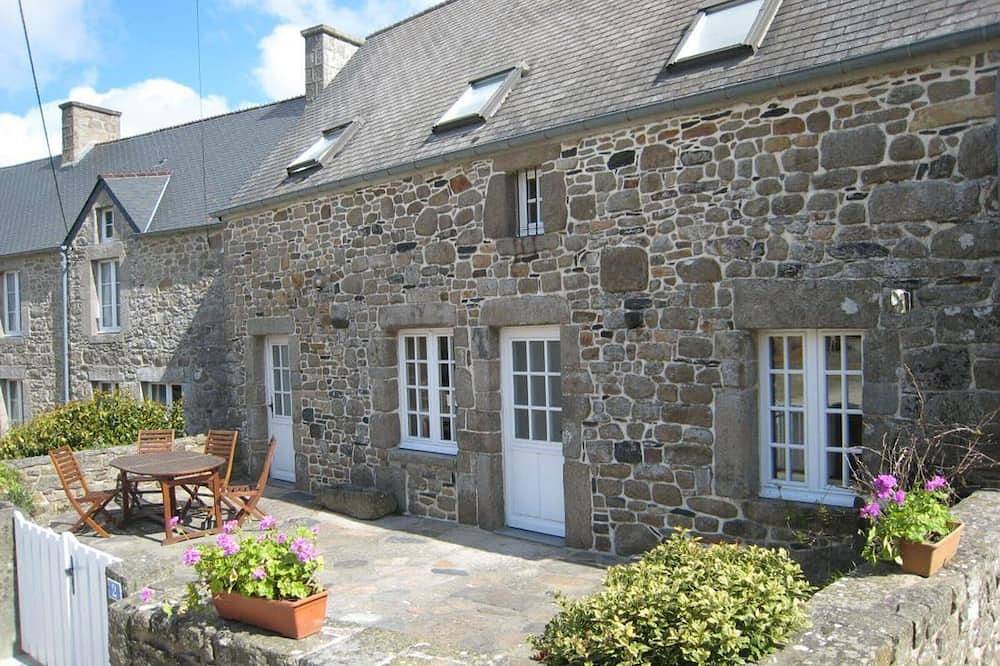 Casa acogedora con terraza cerca de la playa de Sciotot, ideal para familias y mascotas in Flamanville, Côte de la Déroute