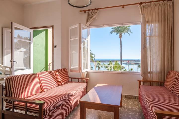 Apartamento entero, Apartamento 'Las Palmeras 3' con vistas al mar, terraza privada y balcón in Platja del Morrongo (Benicarló), Benicarló