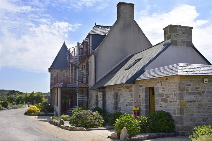 Chambre d’hôte pour 2 personnes, avec Terrasse et Jacuzzi ainsi que Jardin et Piscine à Plouarzel