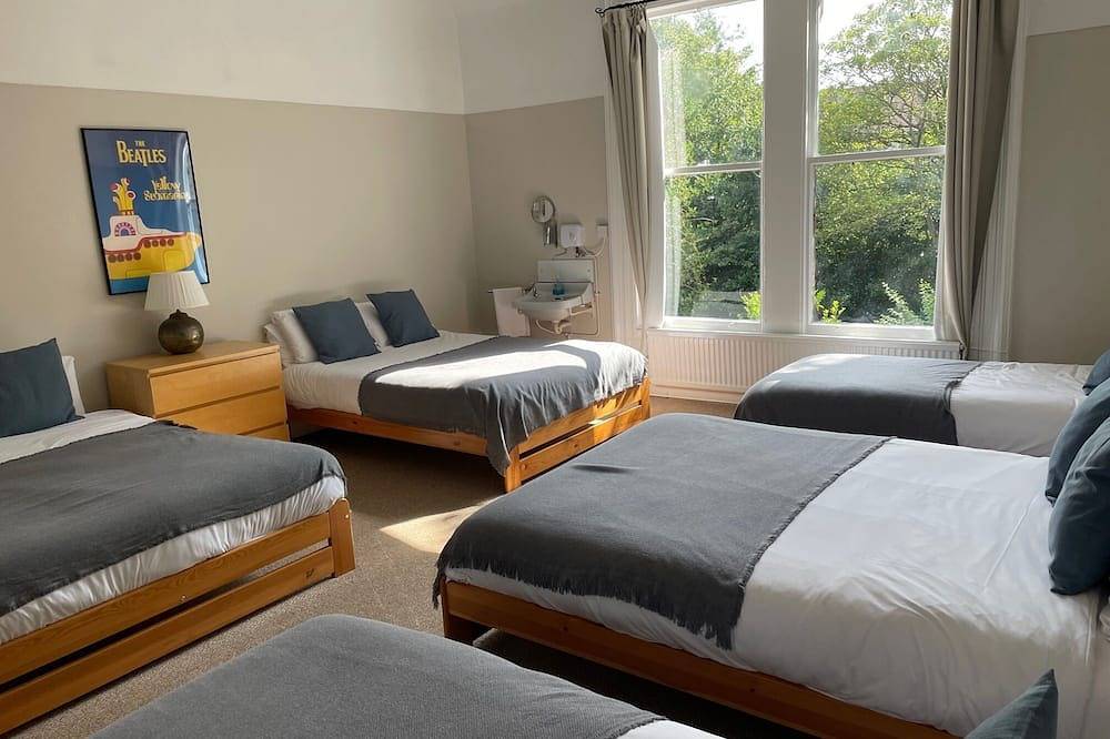 Entire apartment, 3 bedroom 1st floor apartment with garden close to Lark Lane and city centre in Liverpool, Merseyside