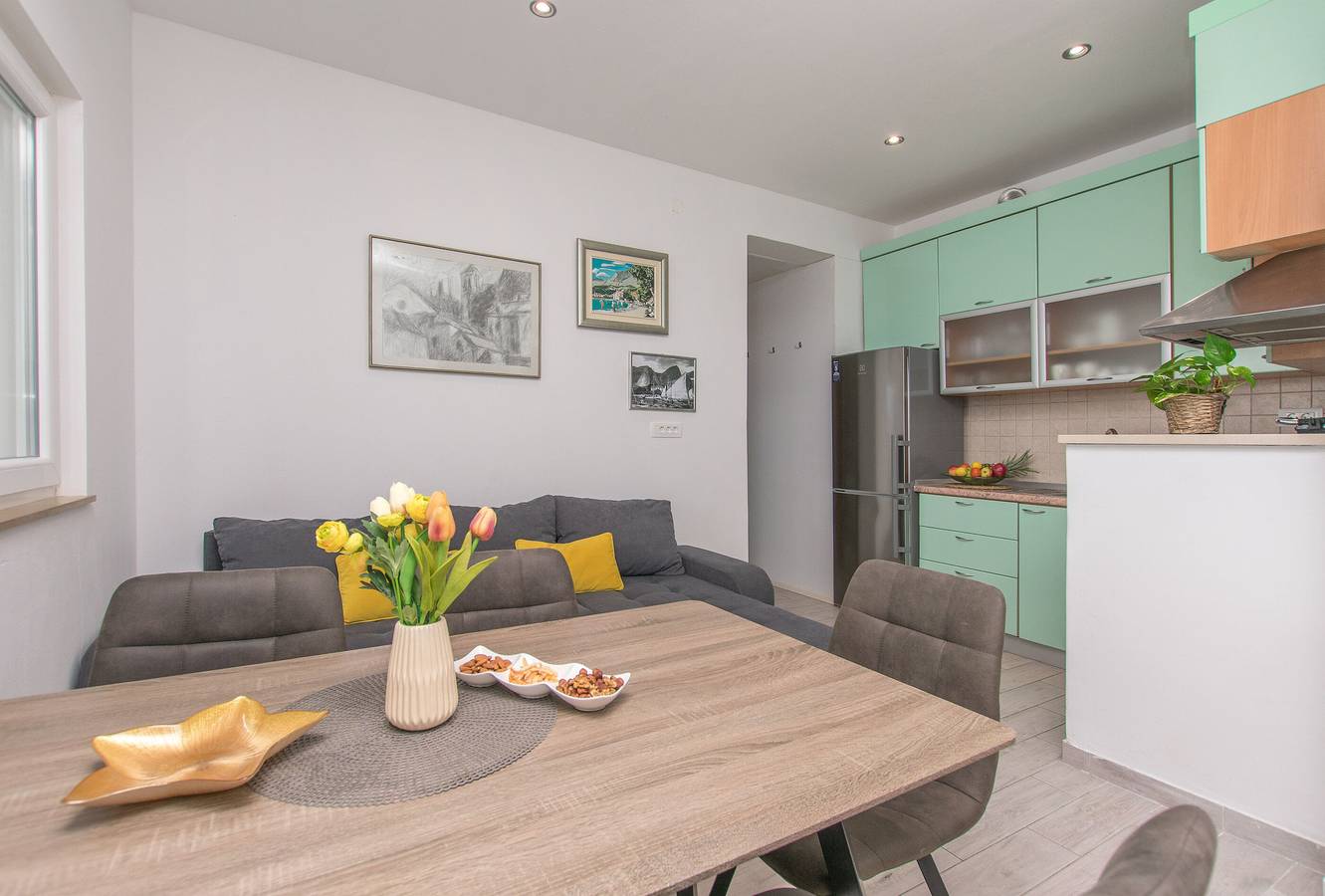 Ganze Wohnung, Apartment Garden by the Sea in Celina, Omis-Riviera