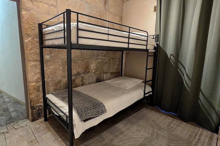 Entire apartment, 60m² apartment in a historic and authentic environment in Beaucaire, Nimes region