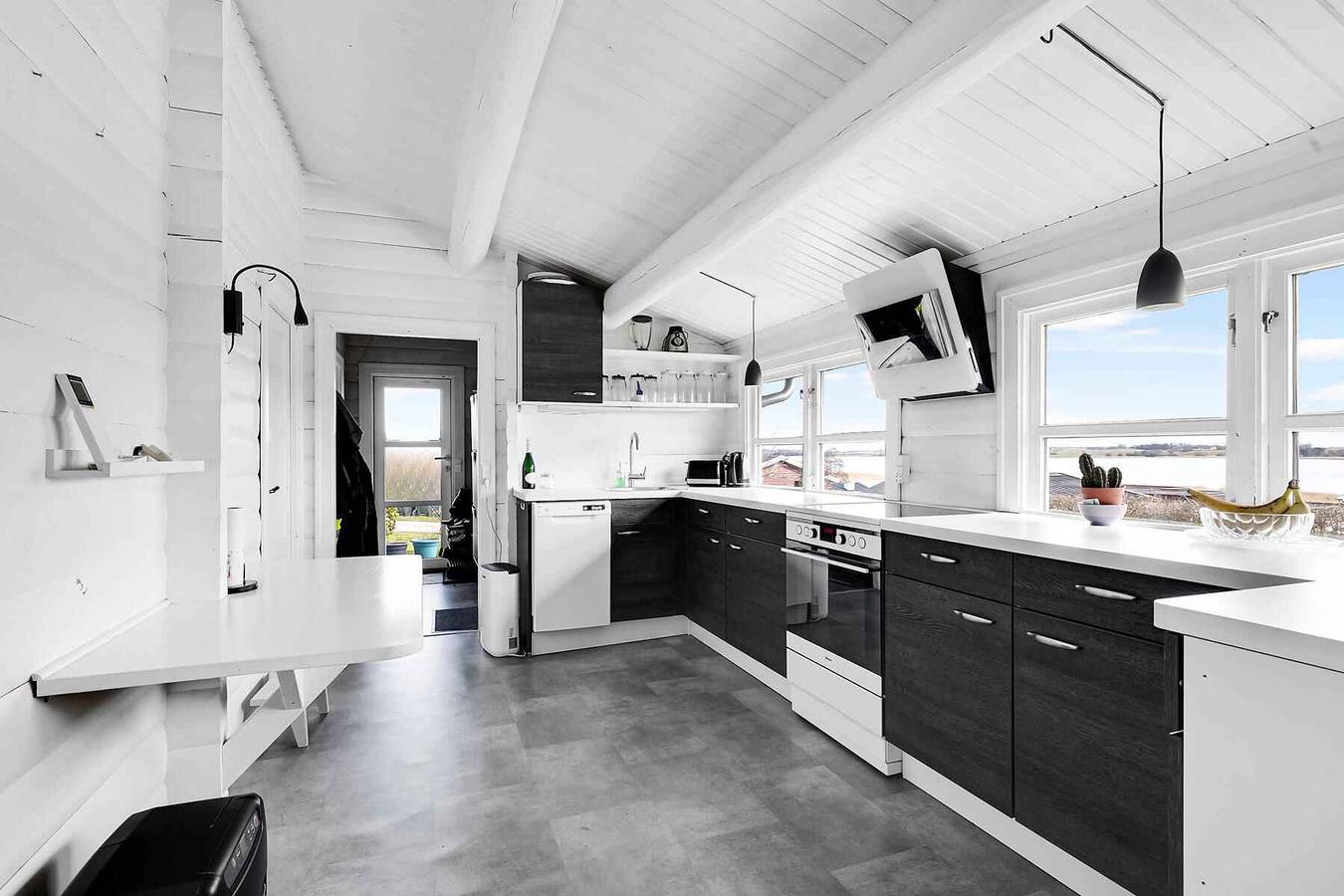 Gemütliche Blockhütte mit Blick auf das Wasser in Nordostseeland