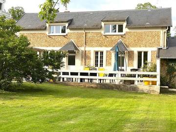 Gîte pour 6 personnes, avec terrasse et jacuzzi ainsi que jardin et sauna dans Senlisse