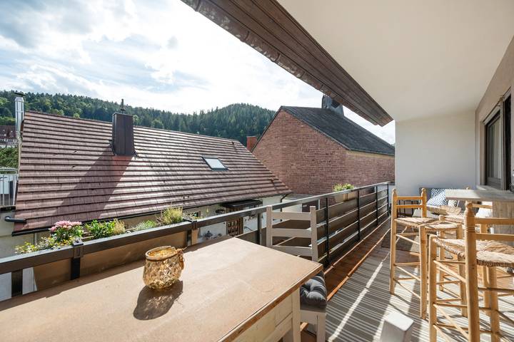 Apartamento entero, Landhaus Gisela 2.0 - Fewo 3: moderno apartamento con balcón y vistas en Bad Liebenzell in Bad Liebenzell, Northern Black Forest