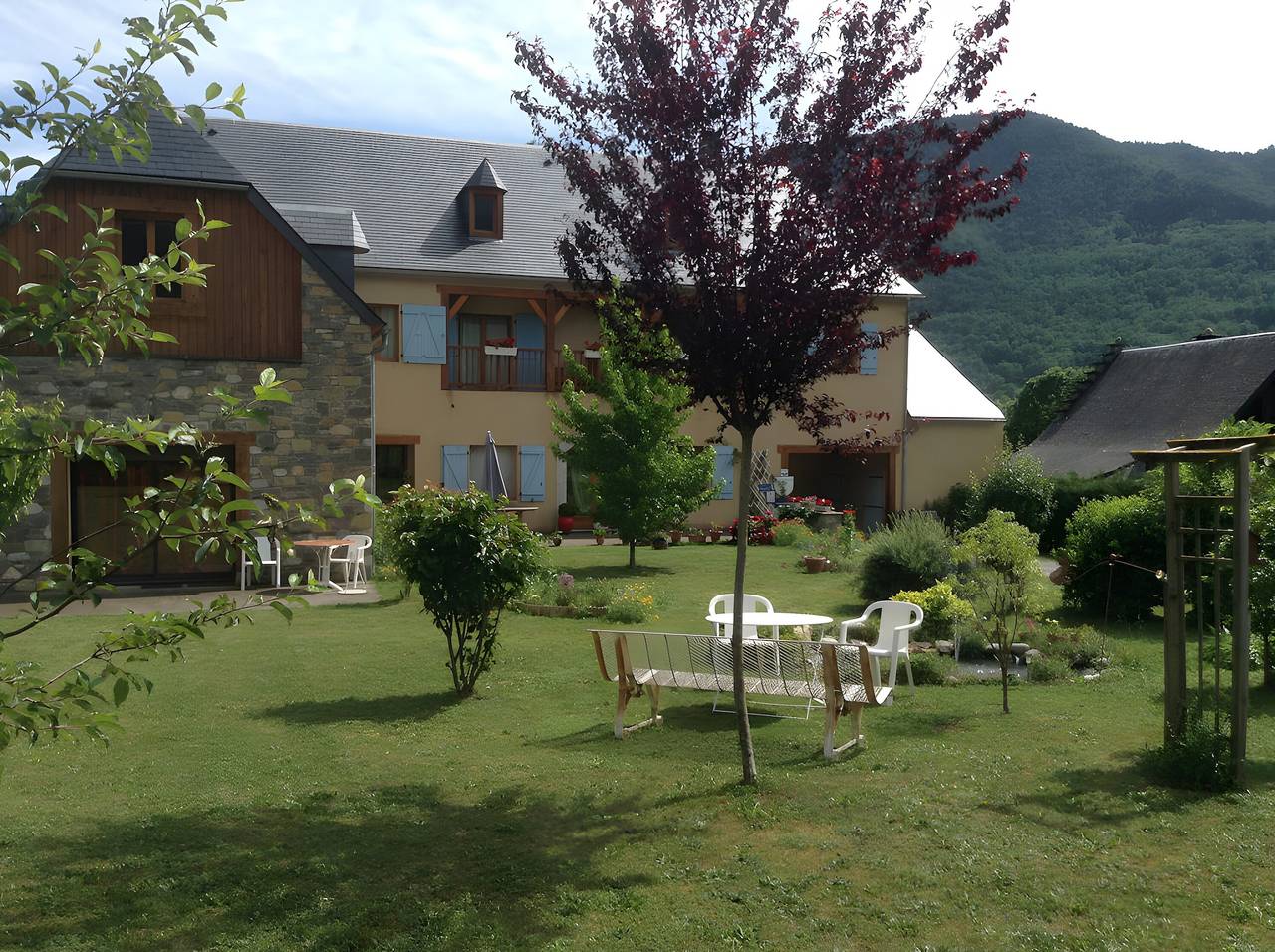 Chambre d’hôtes « Chambre Gentiane » avec vue montagne, terrasse et jardin partagés in Guchen, Parc national des Pyrénées