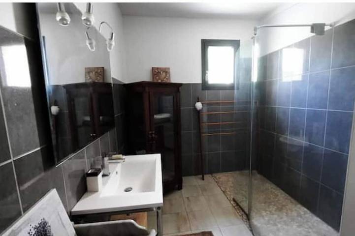 Location de vacances pour 6 personnes, avec terrasse et jardin à Neffiès - 4